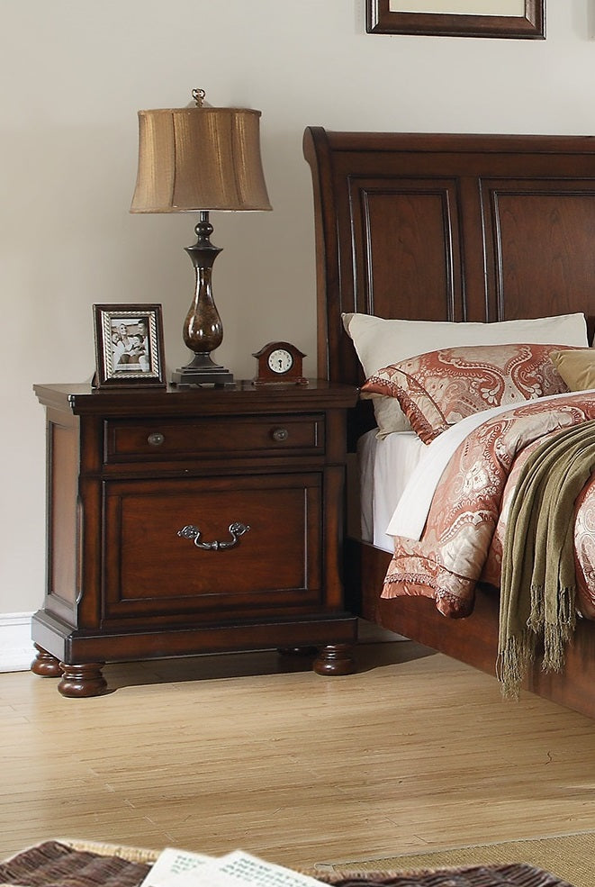 Traditional 3pc Set Queen Size Bed with Nightstands
