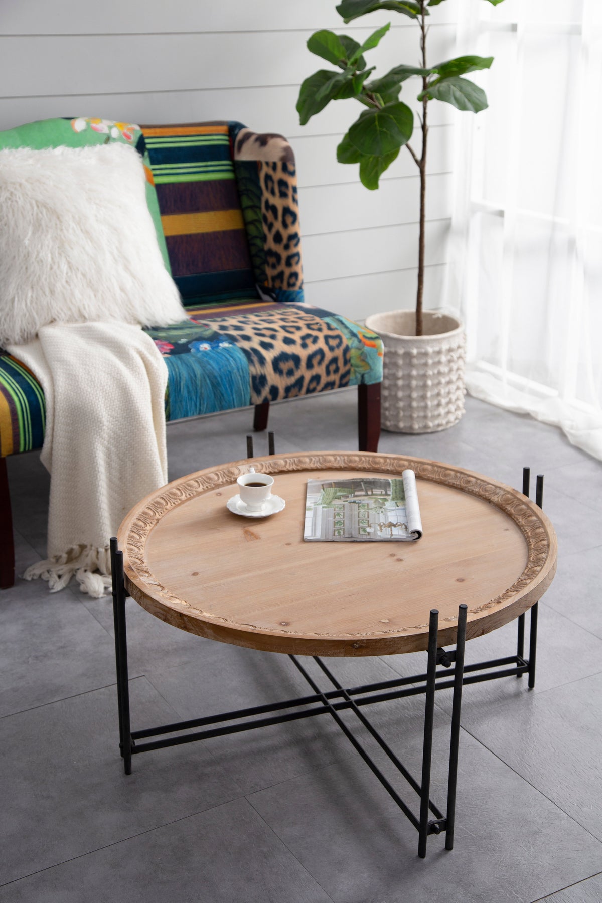 Farmhouse Round Wooden Coffee Table with Metal Legs