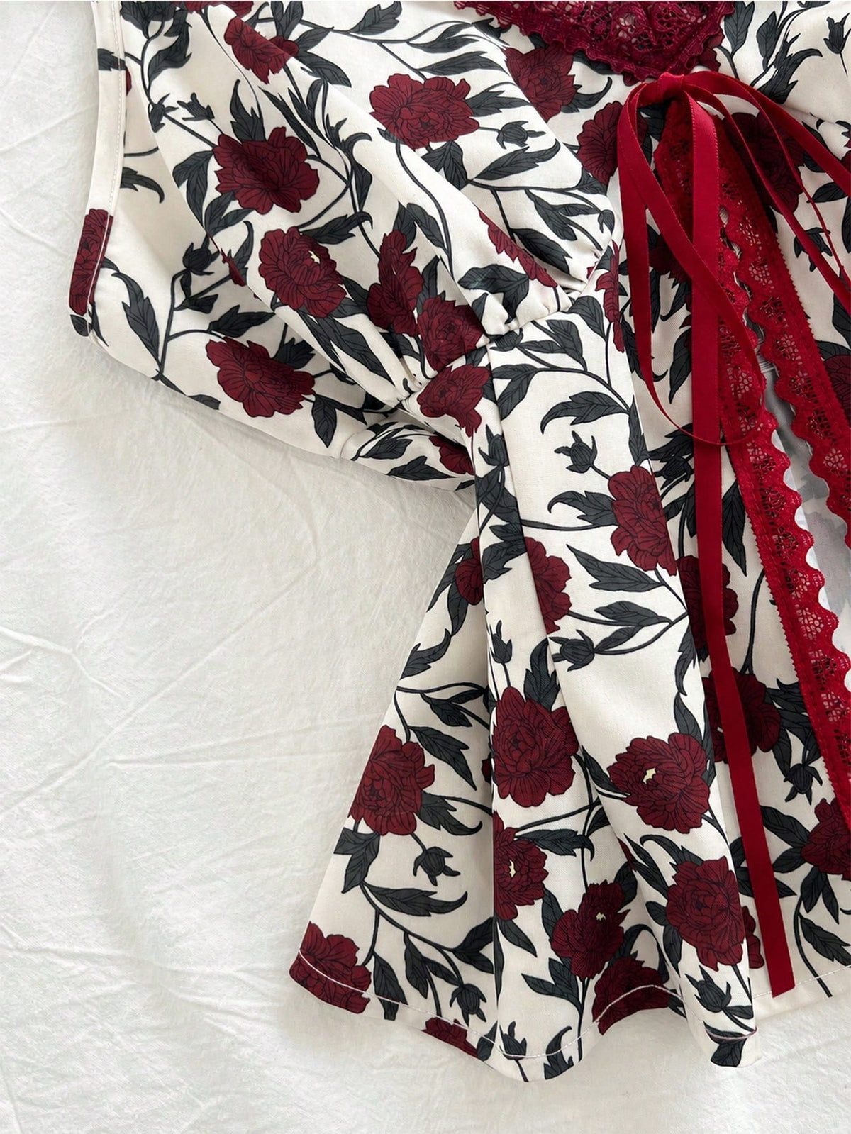 Fashionable And Versatile Lace-trimmed Camisole With A Floral Bow Detail