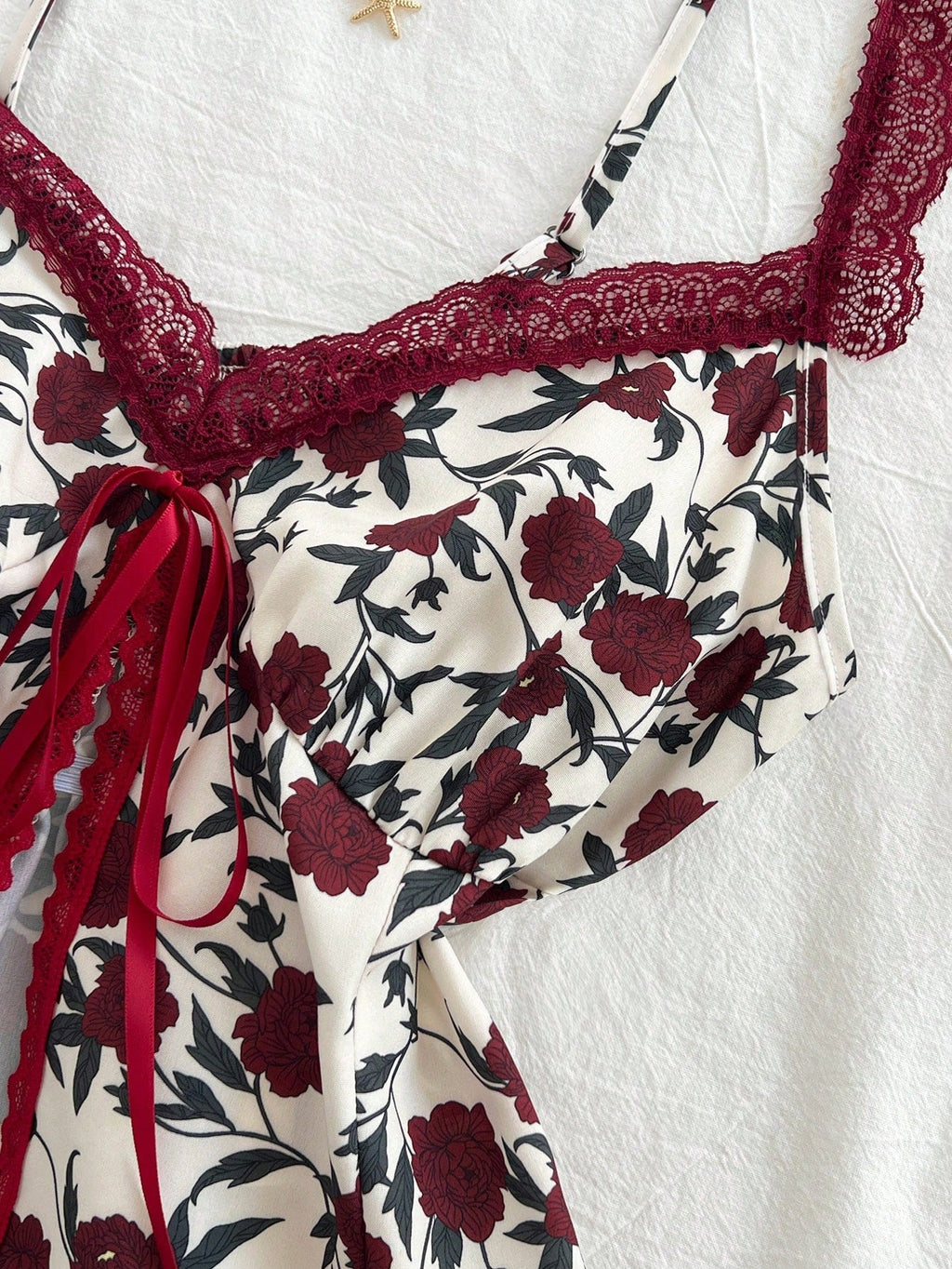 Fashionable And Versatile Lace-trimmed Camisole With A Floral Bow Detail