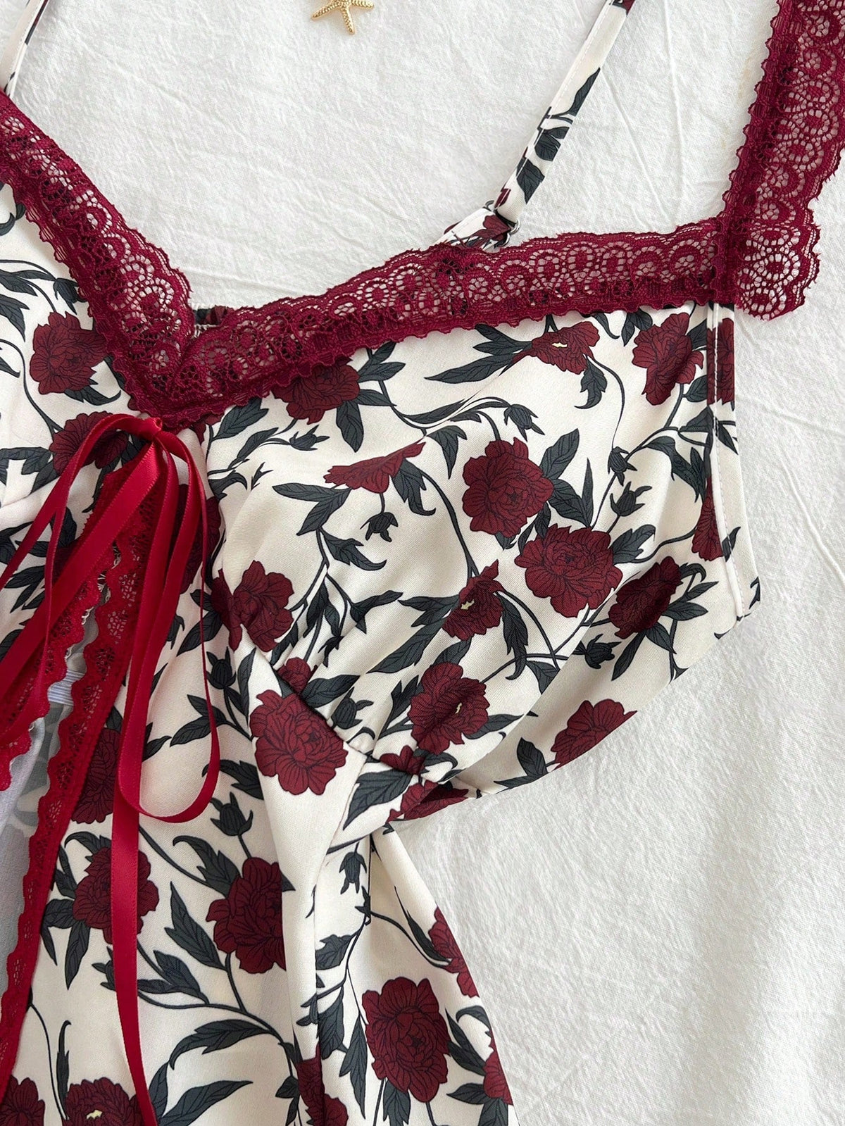 Fashionable And Versatile Lace-trimmed Camisole With A Floral Bow Detail