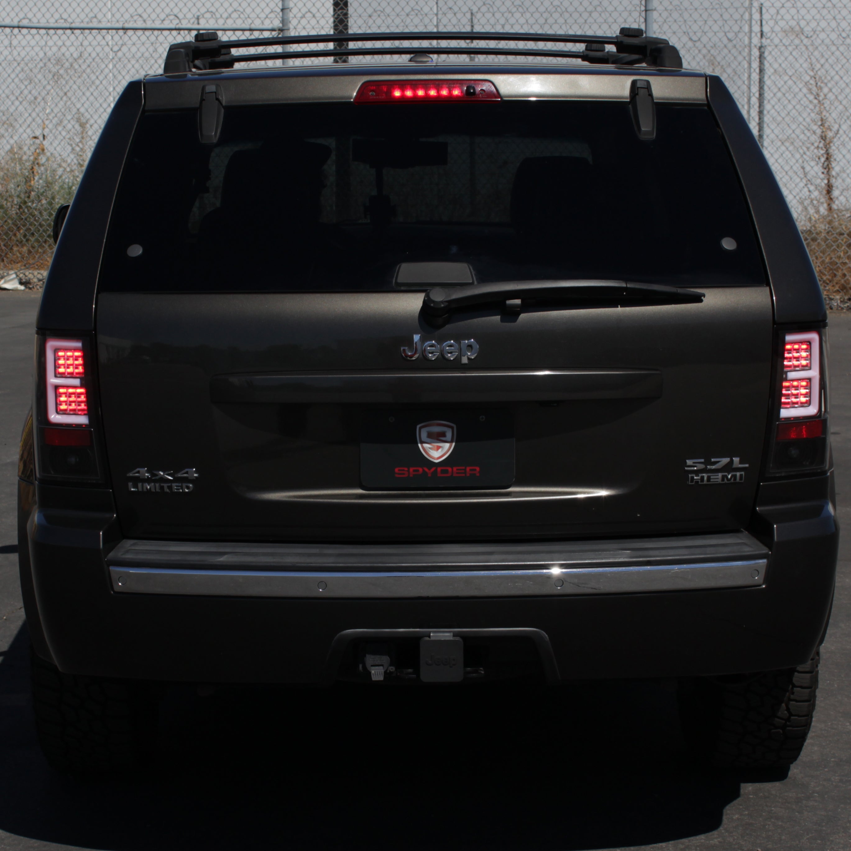 Spyder 07-10 Jeep Grand Cherokee Light Bar LED Tail Lights - Black Smoke ALT-YD-JGC07V2-LB-BSM 5086662