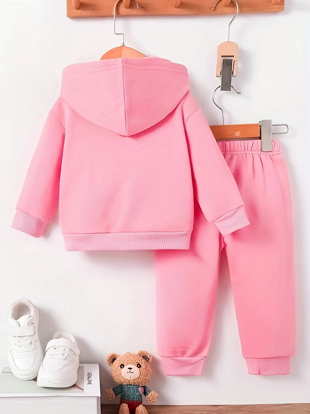 A cute dog pattern printed fleece hoodie and pants set for baby girls in autumn and winter for newborns