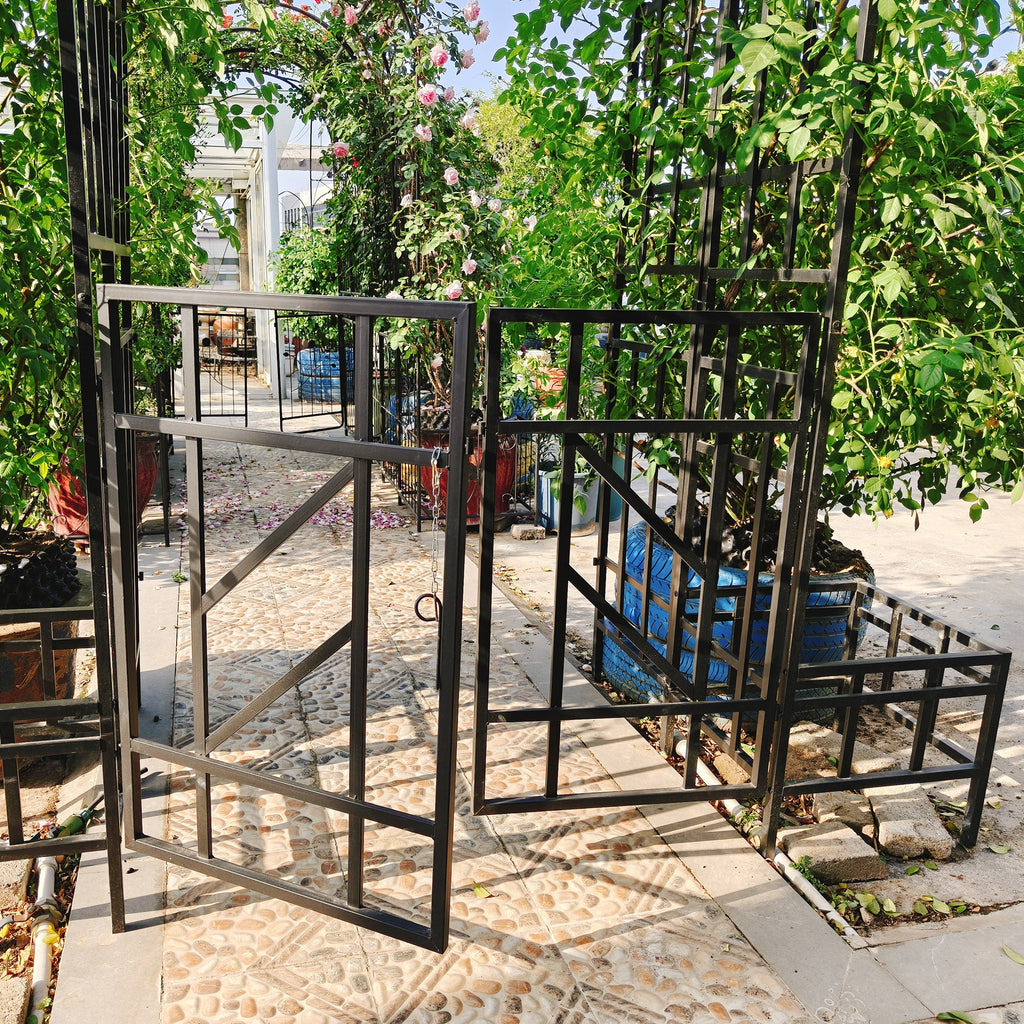 Metal Garden Arch with Gate and Planter